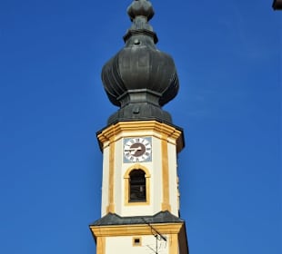Der Turm der Pfarrkirche St. Nikolaus