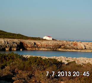 Bucht links hinter dem Hotel