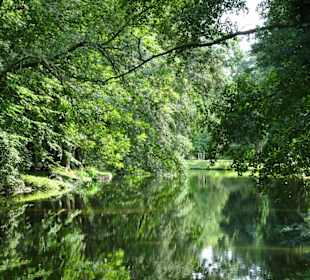 Spaziergang durch die sommerlichen Graftanlagen