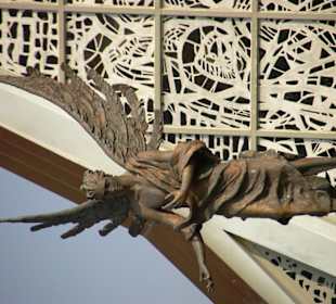 Bronzefigur am Eingang