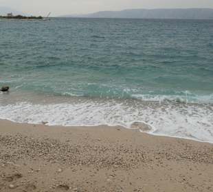 Strand mit vielen Steinen und wenig Sand bei Novi