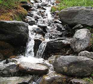 Wasser kommt aus den Bergen