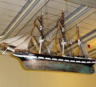 Altes Segelschiff unter der Decke