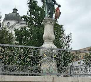 Der Wilde-Mann-Brunnen am Max-Reinhardt-Platz
