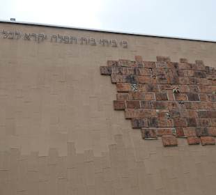 Bei der Neuen Synagoge von Magdeburg