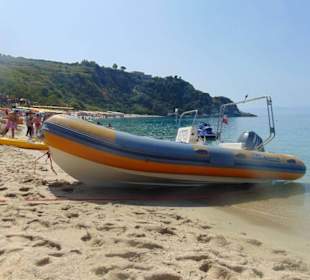 Ausflugsboot für Fahrten der Küste entlang