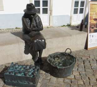 Denkmal für die Marktfrauen neben der Markthalle