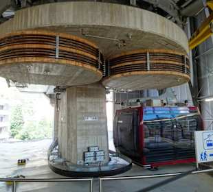 Die Talstation mit ihren Umlaufgondeln