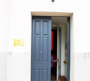 Am Eingang zur Kirche