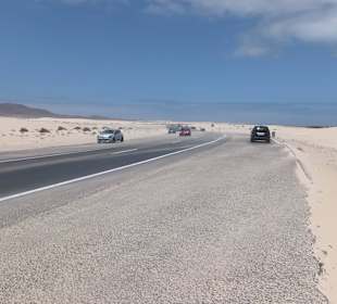 Kräftiger Wind weht durch die Dünen bei Corralejo