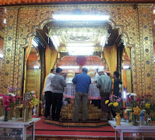 5 Buddhas in Phaung Daw U Pagode