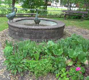 Taubenbrunnen bei der Kirche