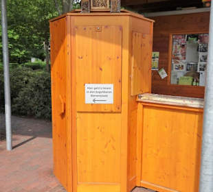 Begehbarer Bienenstock im Park der Gärten