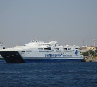 Gigantische Fähre am Hafen