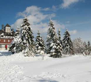 Winterlandschaft mit Gastätte im Hintergrund