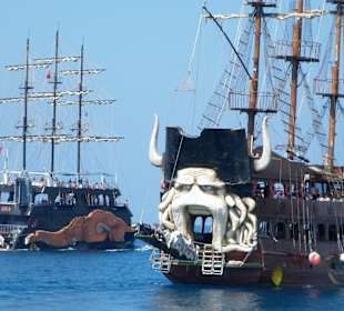 Ausfahrt der Piratenboote