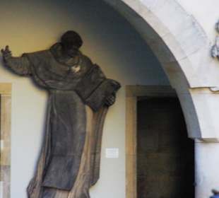 Steinfiguren am Eingang