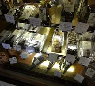 Schokoladenauswahl in der Kühl-Vitrine