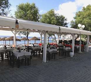 Kamari. Restauracja przy plaży.