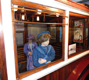 Zabytkowy wagon metra i pasażerowie