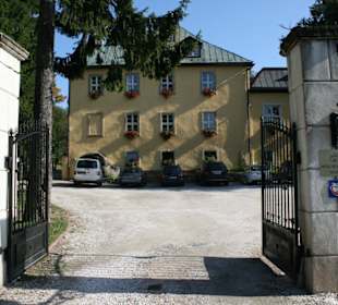 Haupteingang mit Parkplatz