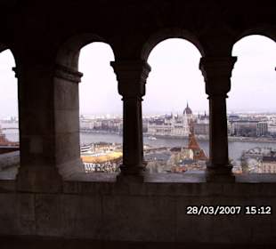 Blick von der Fischerbastei aufs Parlament