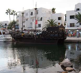 Ausflugsboot im Hafen