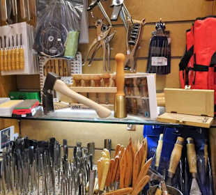 Die Auslagen im Messer- & Küchenshop Lorenzi
