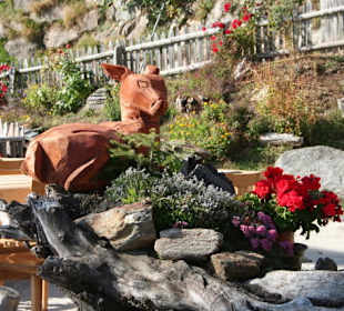 Holzfigur auf der Sonnenterrasse