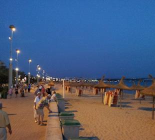 Promenade und Strand am Abend