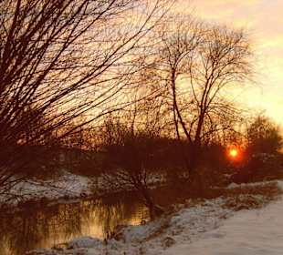 Blutrot geht die Sonne unter
