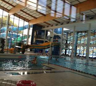 Basen rekreacyjny i olimpijski ( po prawej ) 