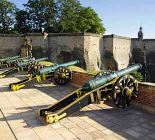 Georgenbastion mit Kanonen, Blick auf Seigerturm