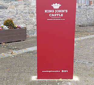 Hinweis zum Eingang der Burg