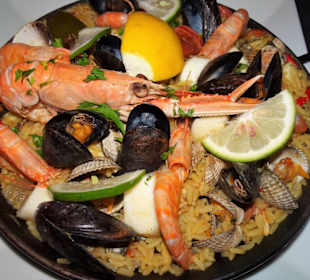 Paella mit reichlich Meeresfrüchten