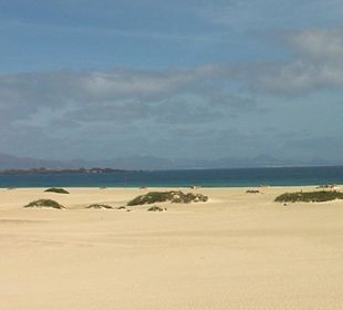Dünen mit Lobos & Lanzarote im Hintergrund
