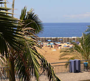 Viel Beton und aufgeschütteter Sand