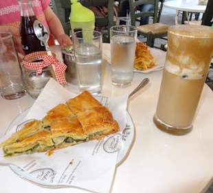 Giagia Victoria Nicosia, Spanakopita und Frappe