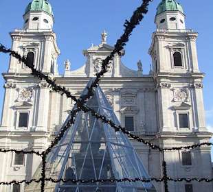 Blick auf Salzburger Dom vom Weihnachtsmarkt her