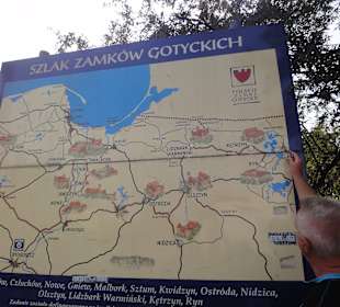 Tafel mit den Burgen in der Gegend. Steht unweit des Hotels.