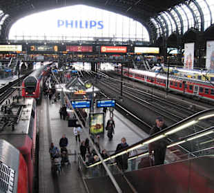 Reges Treiben in der Halle des Hauptbahnhofs