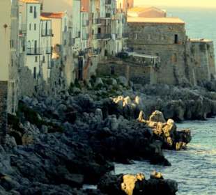 Cefalu: Häuser an der Küste