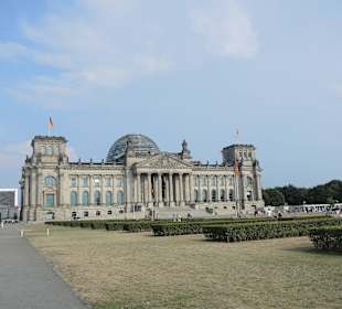 Außenansicht mit Vorplatz