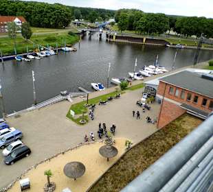 Blick aus dem Cafe auf den Hafen und die Schleusse