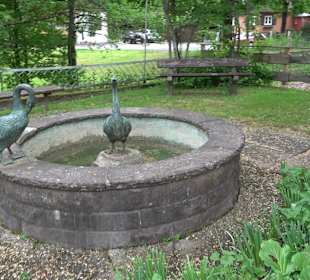 Taubenbrunnen bei der Kirche