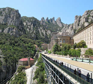 Bahnstation & Kloster