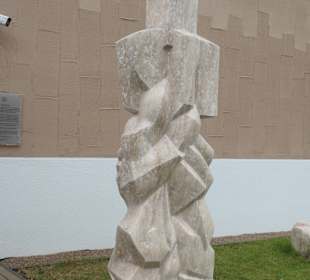 Bei der Neuen Synagoge von Magdeburg