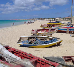 Strand Santa Maria mit typischen Holzbooten