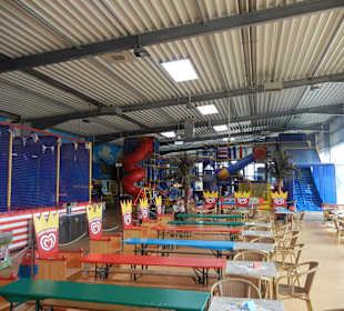 Esstische und Aussicht zum Indoor Klettergelände