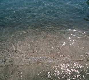 Пляж с розовым песком